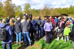 Teilnehmer-der-Pflanzaktion-bei-der-Einfuehrung