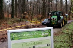 Ankunft-der-freiwilligen-HerlferInnen-mit-dem-Treckershuttle