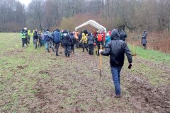 Freiwillige-Helfer-auf-dem-Rueckweg